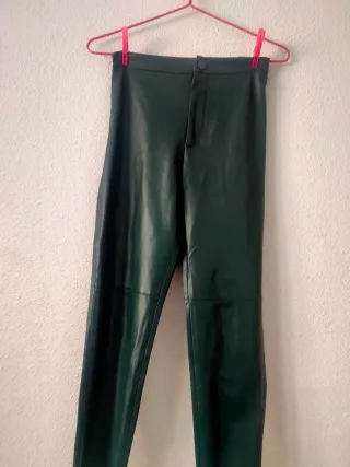Pantalón polipiel Zara verde Talla L