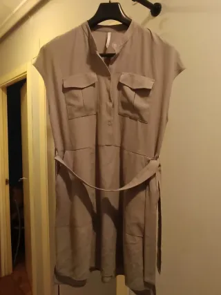 Vestido beige informal con cinturón