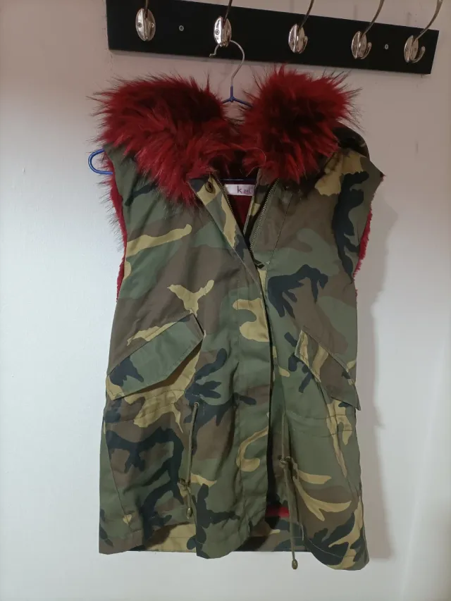 Chaleco mujer con capucha y pelo