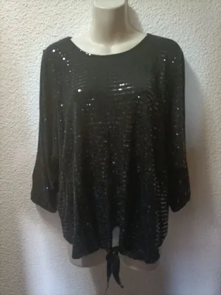 Blusa negra brillante con nudo