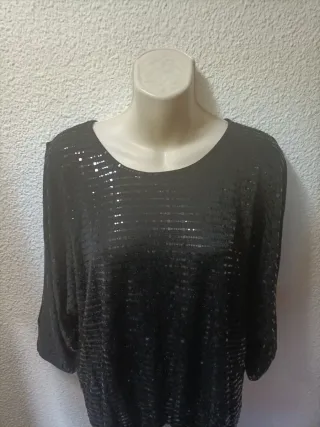 Blusa negra brillante con nudo