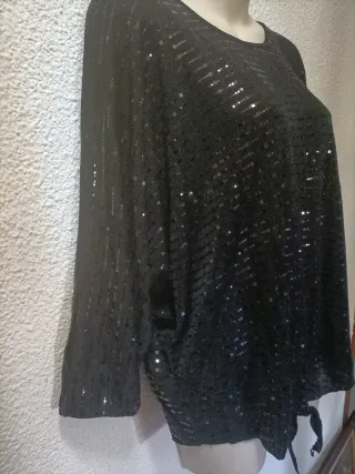 Blusa negra brillante con nudo