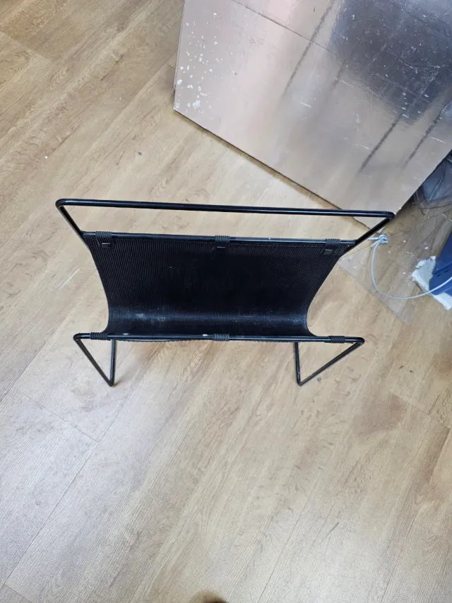 Revistero de metal y tela negro