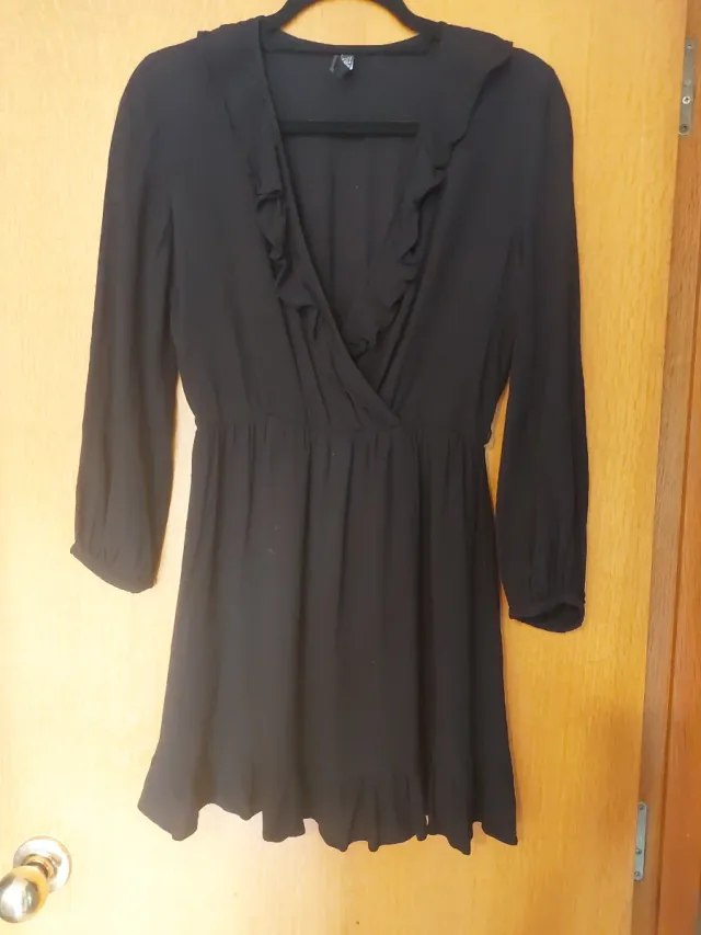 Vestido negro corto con volantes