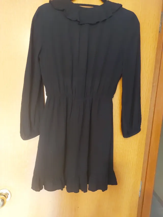 Vestido negro corto con volantes