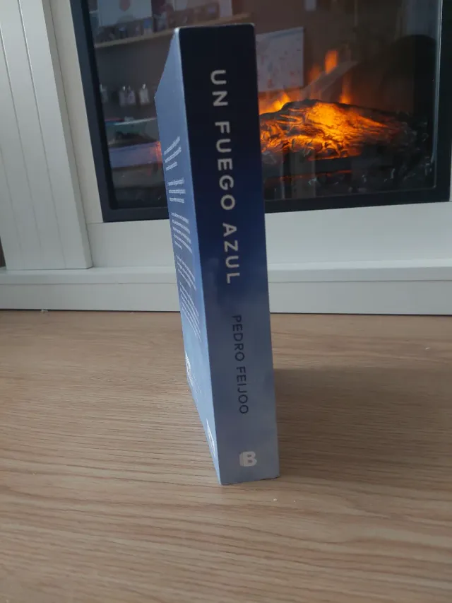 Un fuego azul / A Blue Fire (Spanish Edition)