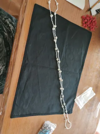 Collar artesanal blanco hecho con garbanzos