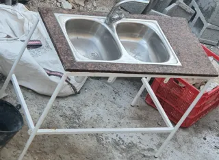 Lavabo doble con grifo y soporte