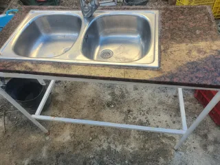 Lavabo doble con grifo y soporte