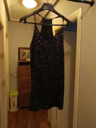 Elegante vestido de fiesta tirantes negro.