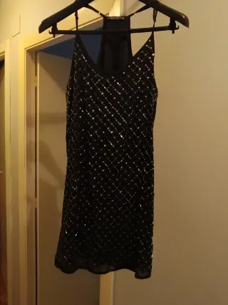 Elegante vestido de fiesta tirantes negro.