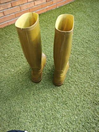 Botas de agua para hombre, color verde.