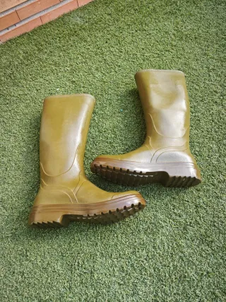 Botas de agua para hombre, color verde.