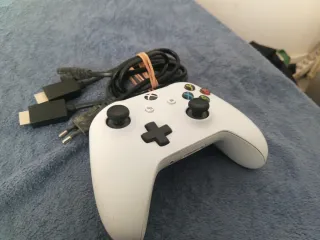Xbox One S + Mando + Cables