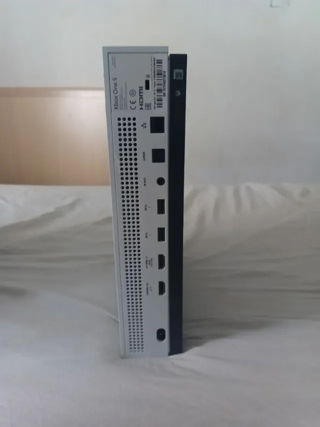 Xbox One S + Mando + Cables