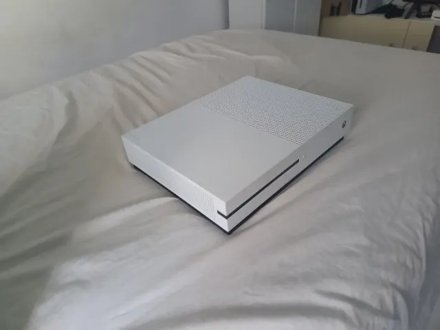 Xbox One S + Mando + Cables