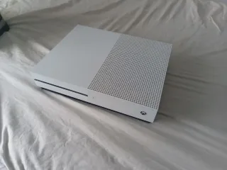 Xbox One S + Mando + Cables