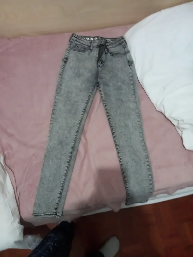 Pantalón pitillo gris efecto lavado
