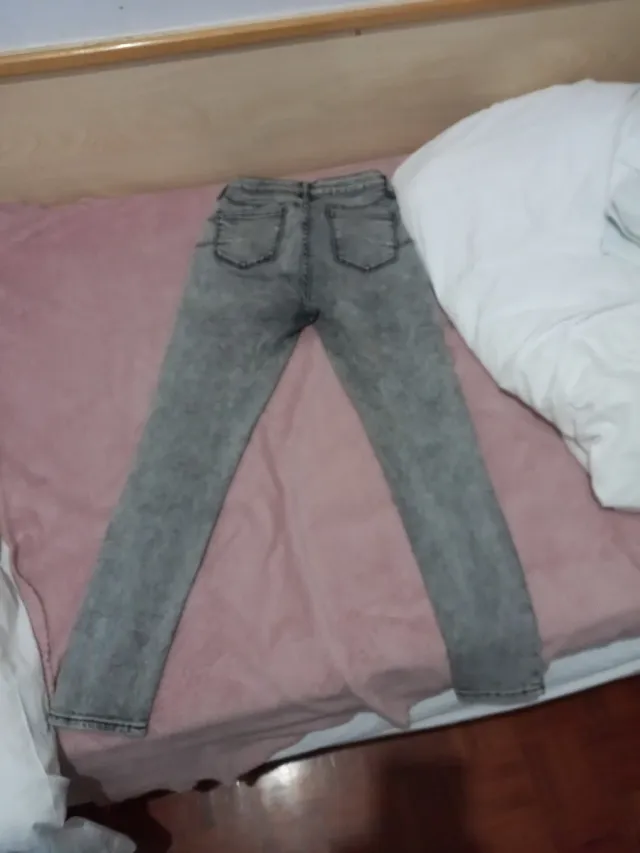 Pantalón pitillo gris efecto lavado