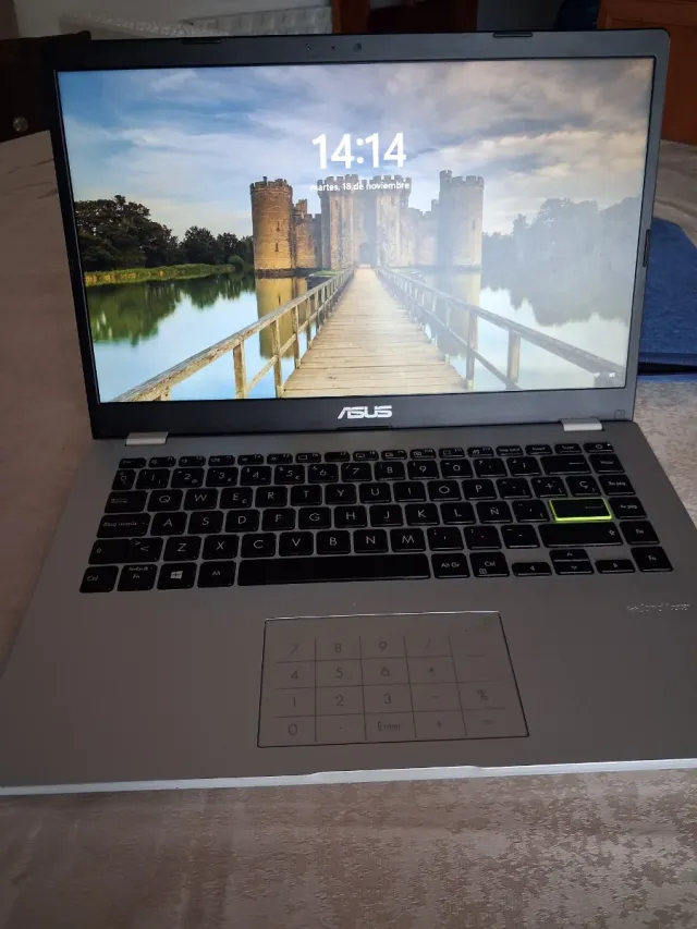 Asus Vivobook E410MAB Plata y Azul