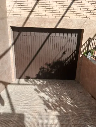 Puerta de garaje abatible