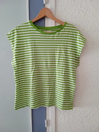 Camiseta a rayas verde y blanca