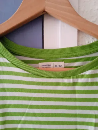Camiseta a rayas verde y blanca