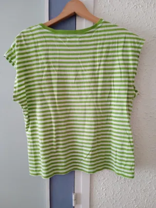 Camiseta a rayas verde y blanca