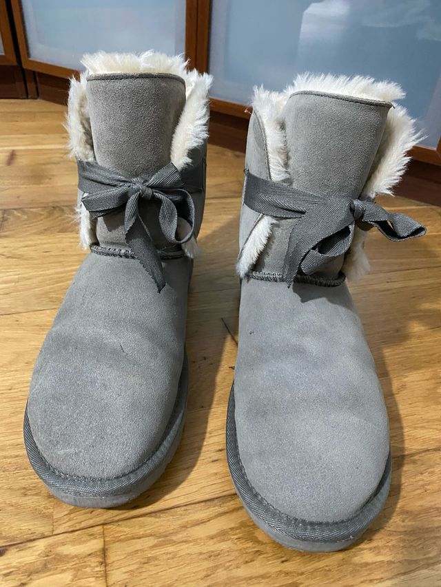 Botas grises con lazo