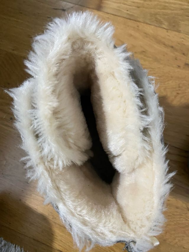 Botas grises con lazo