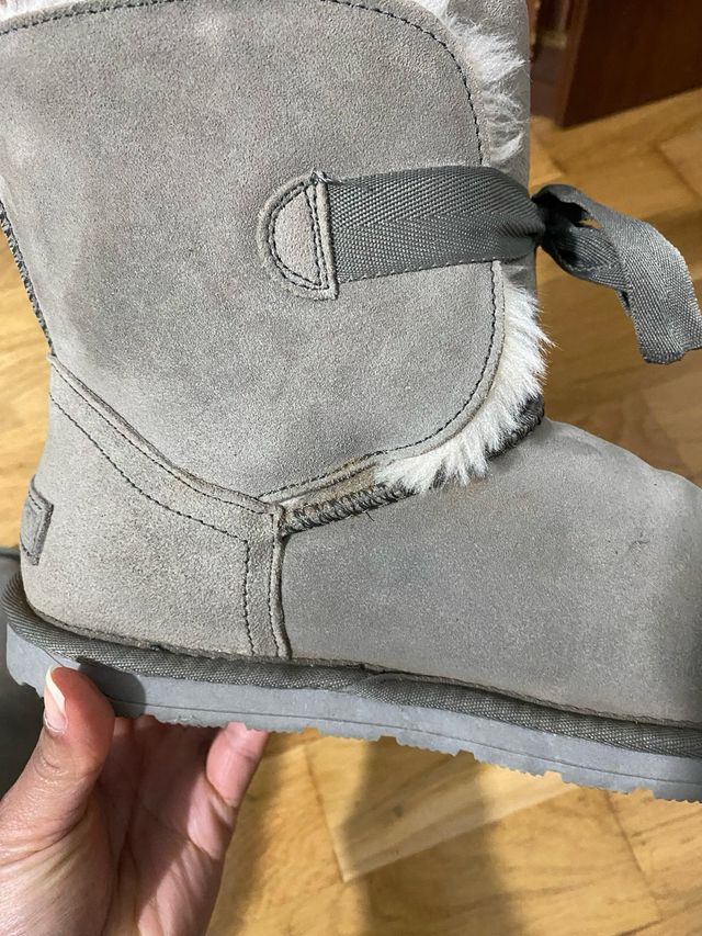 Botas grises con lazo