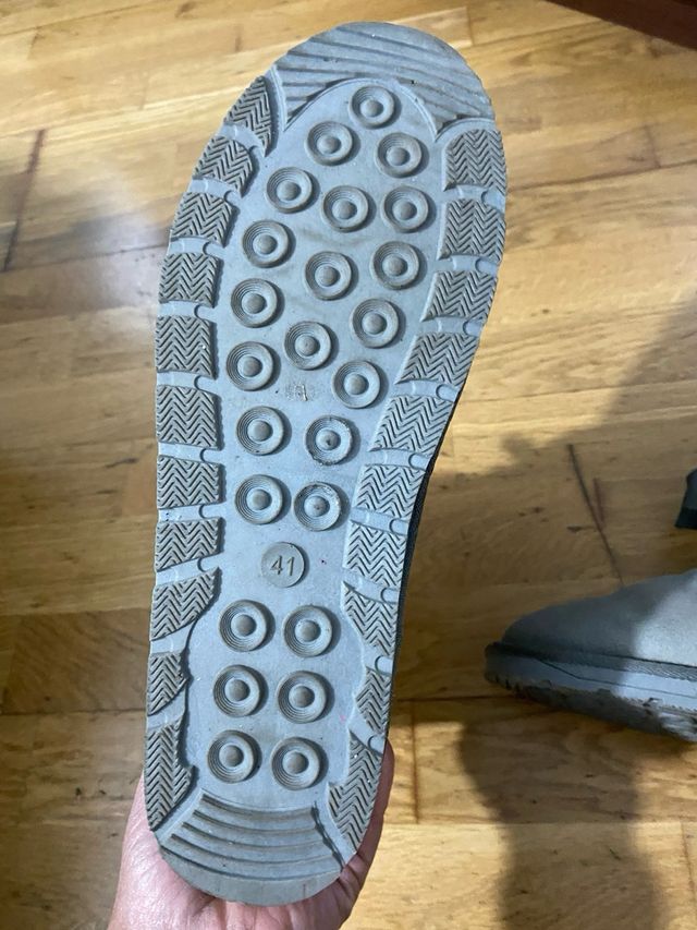 Botas grises con lazo