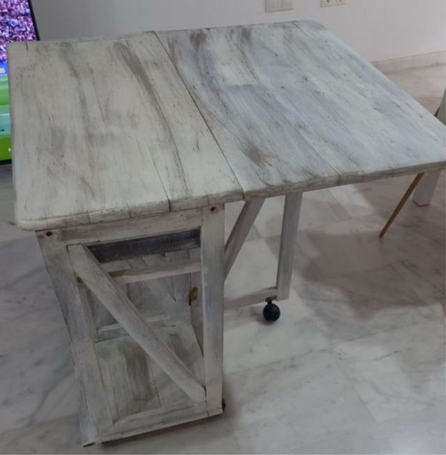 Mesa extensible de madera gris y blanca