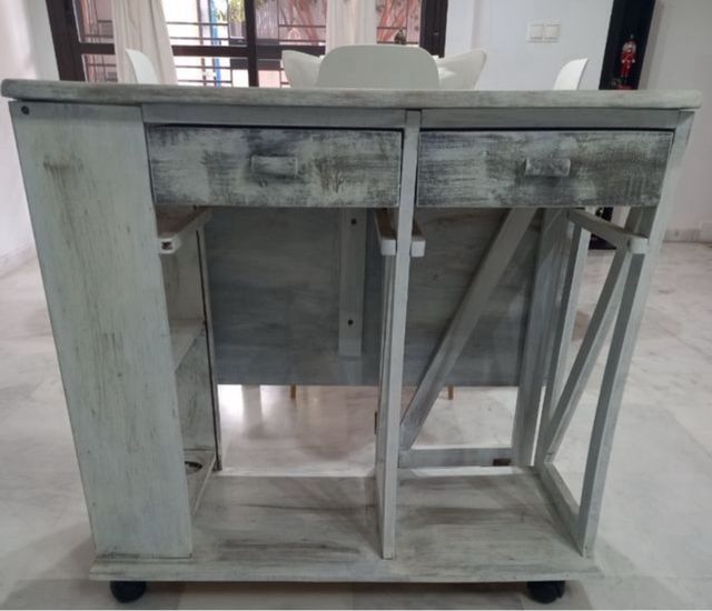 Mesa extensible de madera gris y blanca