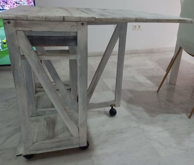 Mesa extensible de madera gris y blanca