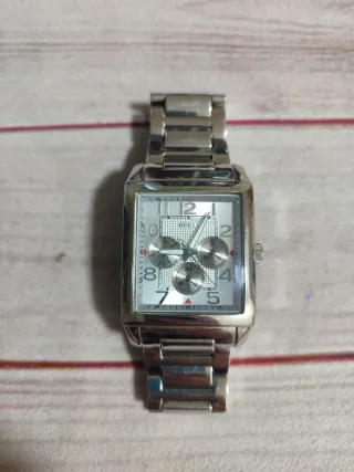 Reloj Guess Plateado y Blanco