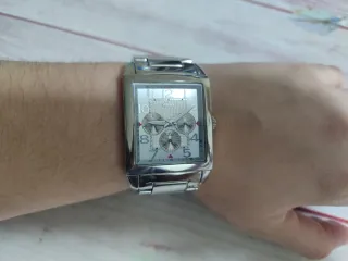 Reloj Guess Plateado y Blanco