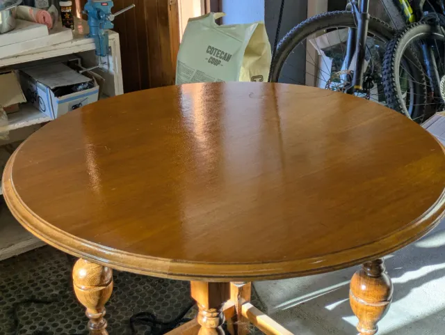 Mesa redonda antigua restaurada