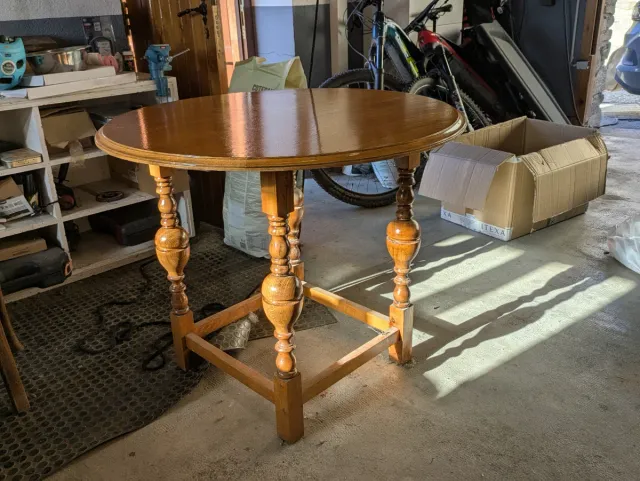 Mesa redonda antigua restaurada