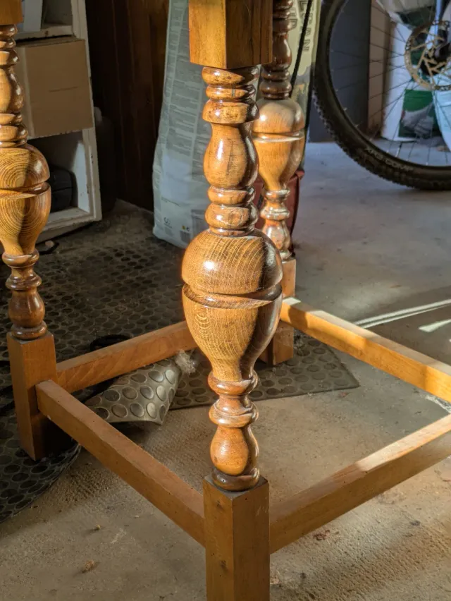 Mesa redonda antigua restaurada