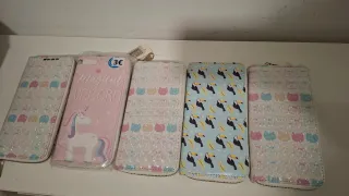 Carteras con dibujos de gatos y tucanes