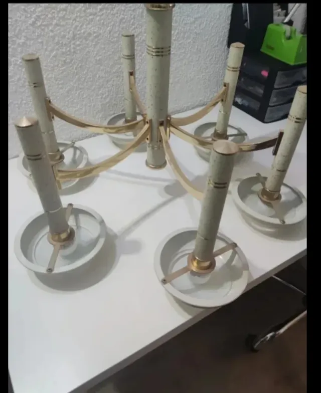 Lámpara de techo dorada y blanca