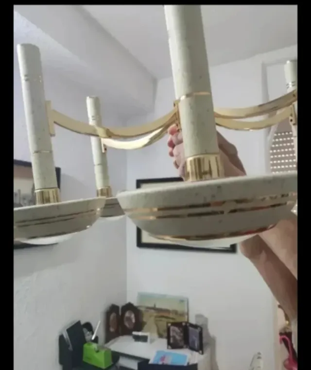 Lámpara de techo dorada y blanca