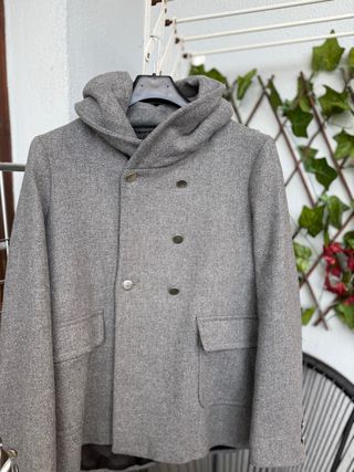 Abrigo gris con capucha