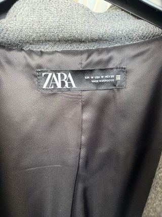 Abrigo gris con capucha