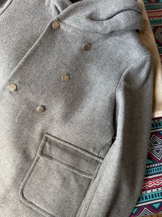 Abrigo gris con capucha