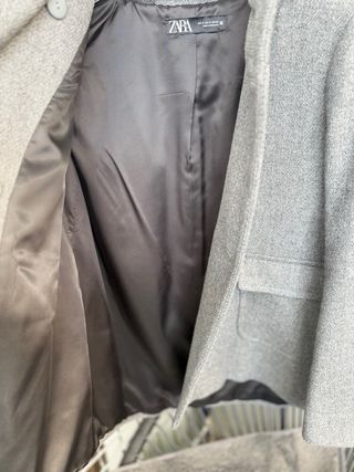 Abrigo gris con capucha