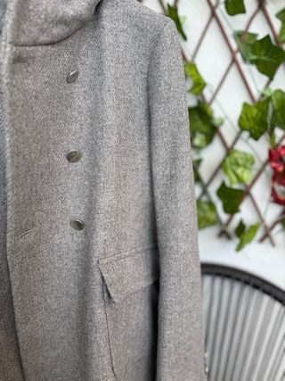 Abrigo gris con capucha