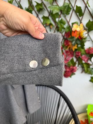 Abrigo gris con capucha