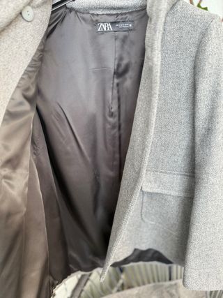 Abrigo gris con capucha